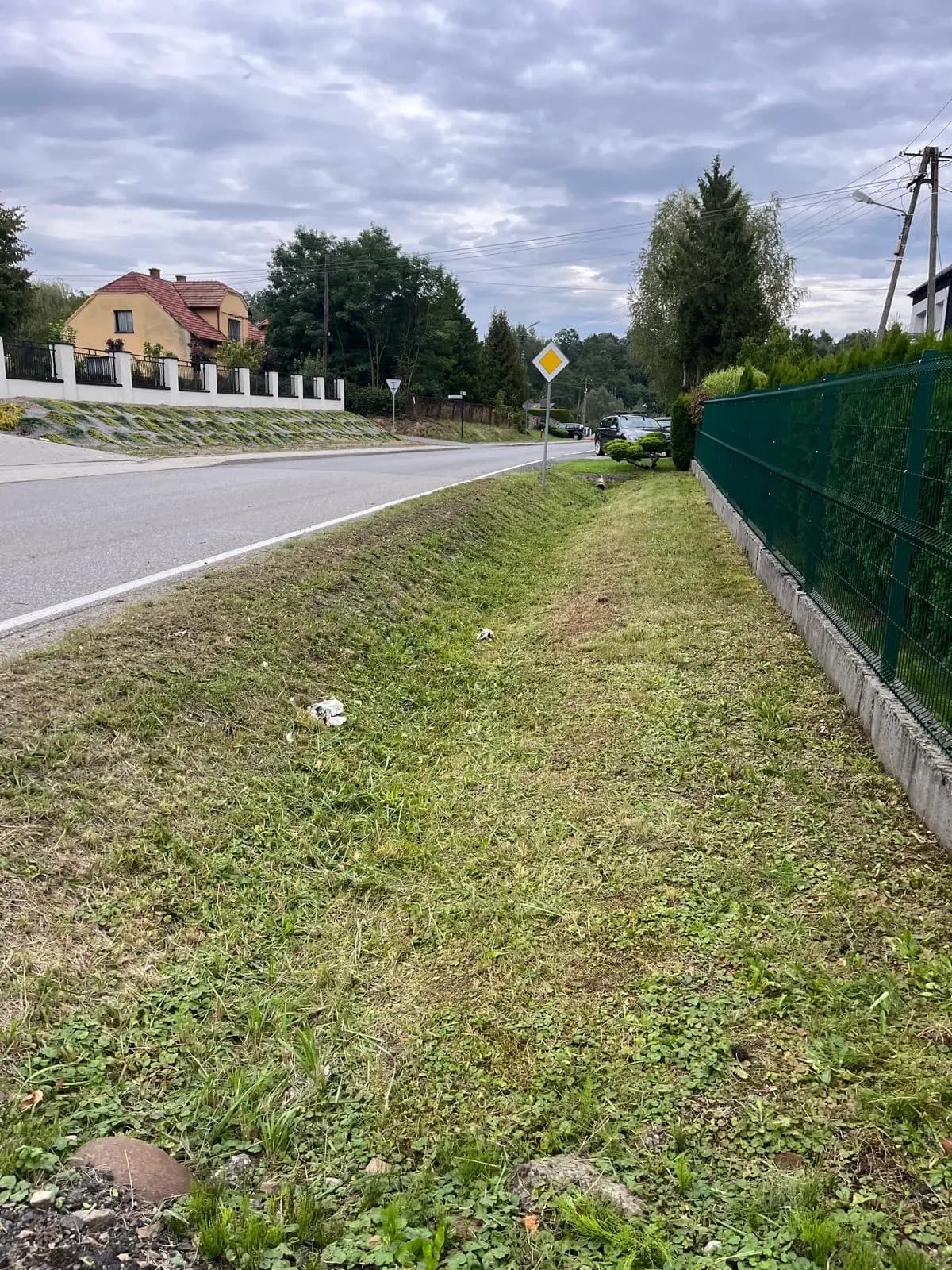 Skoszony i oczyszczony rów melioracyjny