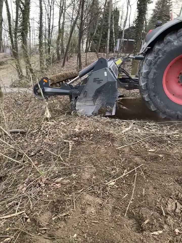 Karczowanie krzaków z bliska