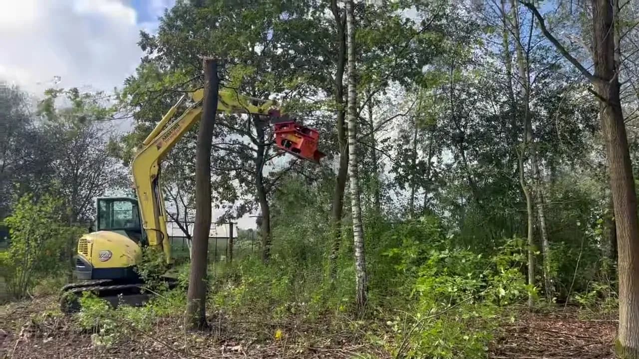 Mulczer na koparce w akcji